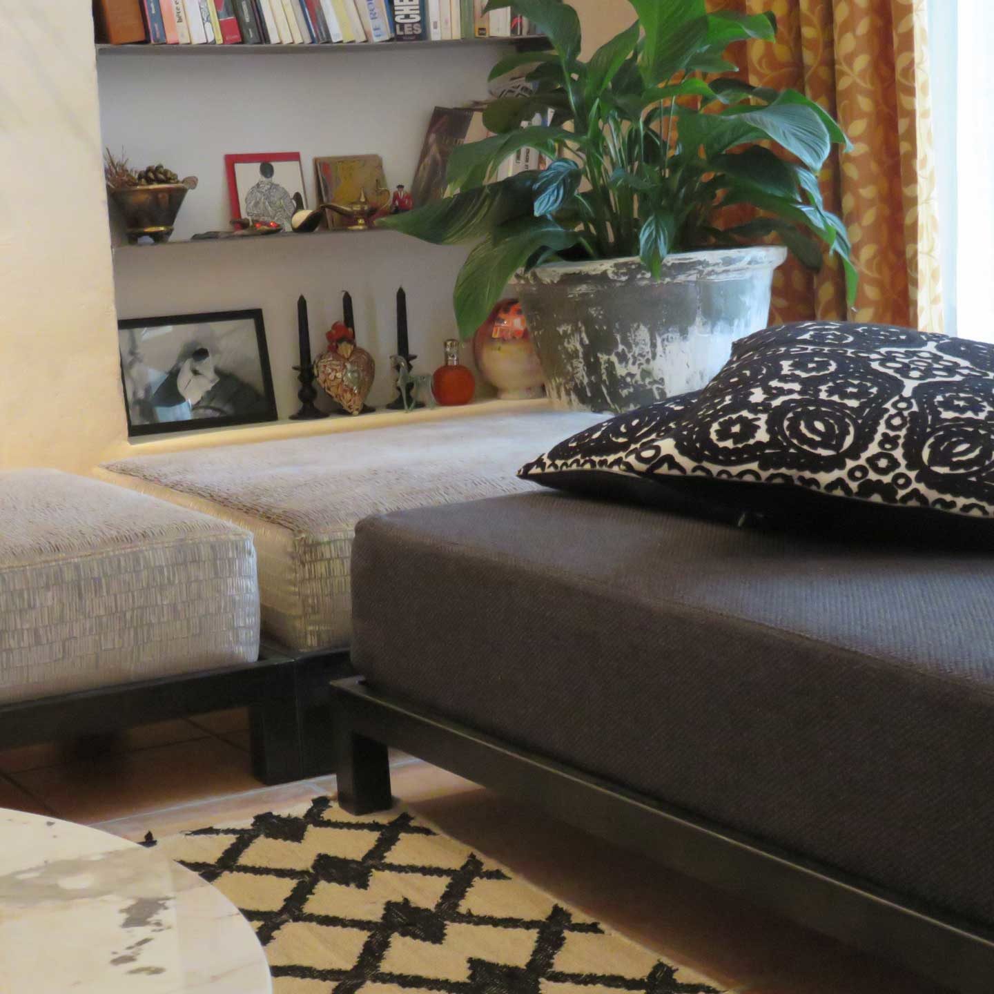 Tapisserie sur meubles à Nîmes par Les Papillons