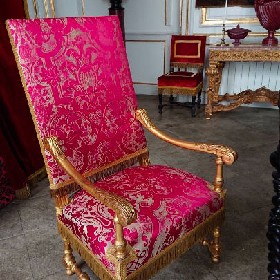 Soierie ancienne et passementerie de chasuble pour ce fauteuil - Louis XIII -