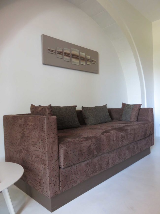 Création sur-mesure d'un canapé - lit. Tissu - Casal- Chambres d' Hôtes - Mas de l'Espérance -