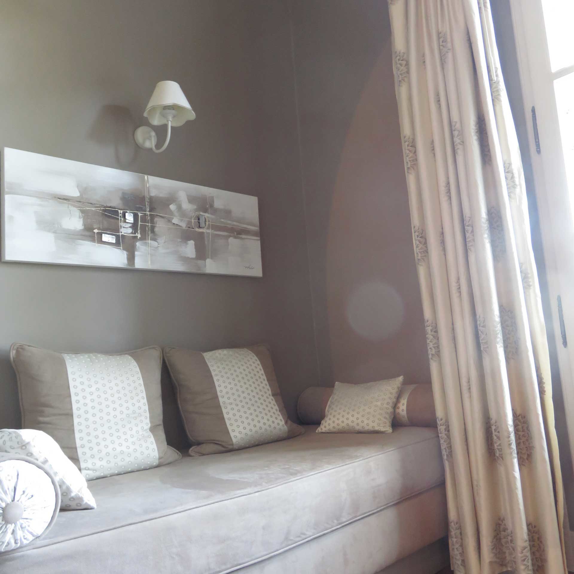 Création sur-mesure d'un lit de repos. Tissus -Lelièvre , Casal - Soie - Novabress' -