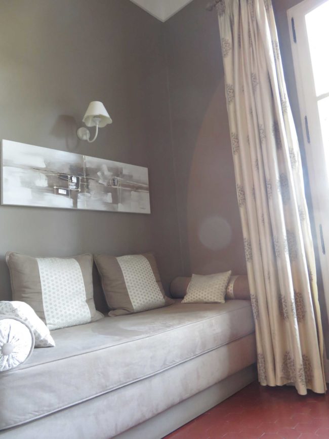 Création sur-mesure d'un lit de repos. Tissus -Lelièvre , Casal - Soie - Novabress' -