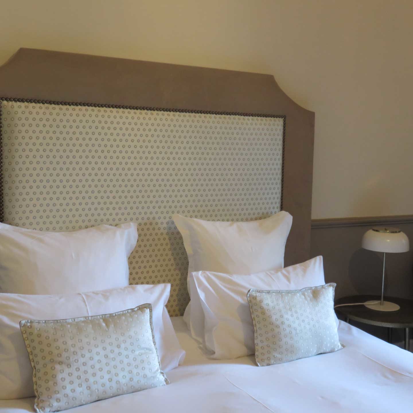 Création sur-mesure d'une tête de lit, coussins, tour de lit, écharpe de lit. Tissus - Lelièvre et Casal-