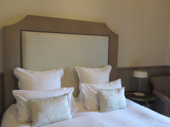 Création sur-mesure d'une tête de lit, coussins, tour de lit, écharpe de lit. Tissus - Lelièvre et Casal-