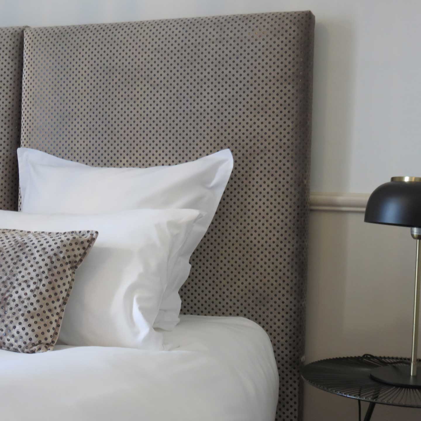 Tête de lit sur-mesure. Velours - Lelièvre - Lampe et chevet - Athezza- Chambres d'hôtes - Le Mas de l'Espérance-