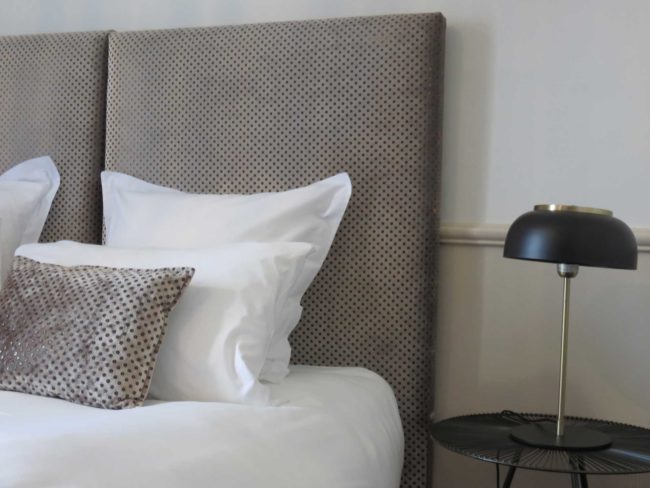 Tête de lit sur-mesure. Velours - Lelièvre - Lampe et chevet - Athezza- Chambres d'hôtes - Le Mas de l'Espérance-