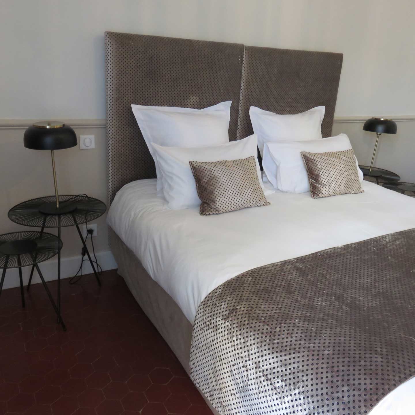 Création sur-mesure de 2 têtes de lit rassemblées pour ne faire qu'1. Chambres d' Hôtes - Mas de l'Espérance -