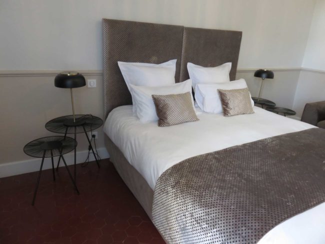 Création sur-mesure de 2 têtes de lit rassemblées pour ne faire qu'1. Chambres d' Hôtes - Mas de l'Espérance -