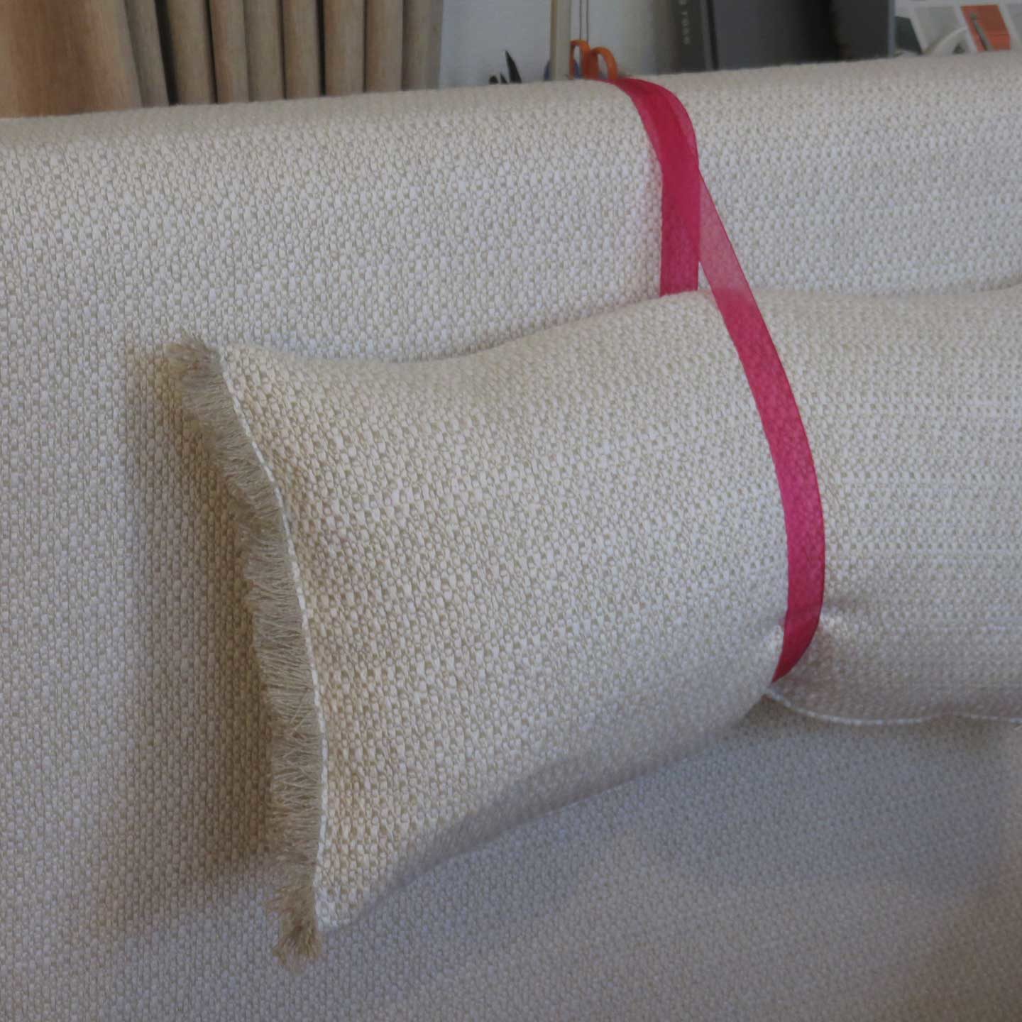 Création sur-mesure d'une tête de lit, coussins. Tissu - Isis de Pierre Frey - y -