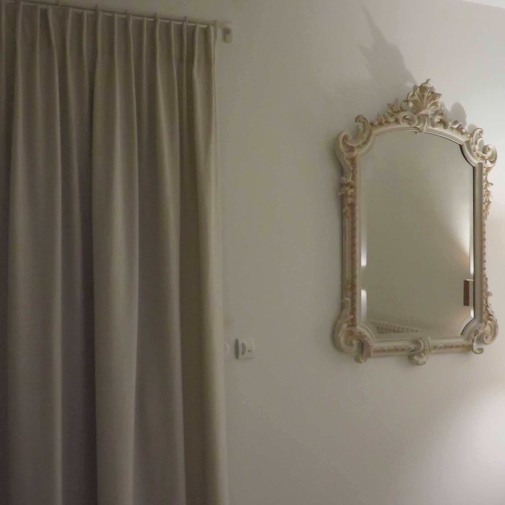 Habillage d'une fenêtre avec un tissu - Bruges de Camengo-