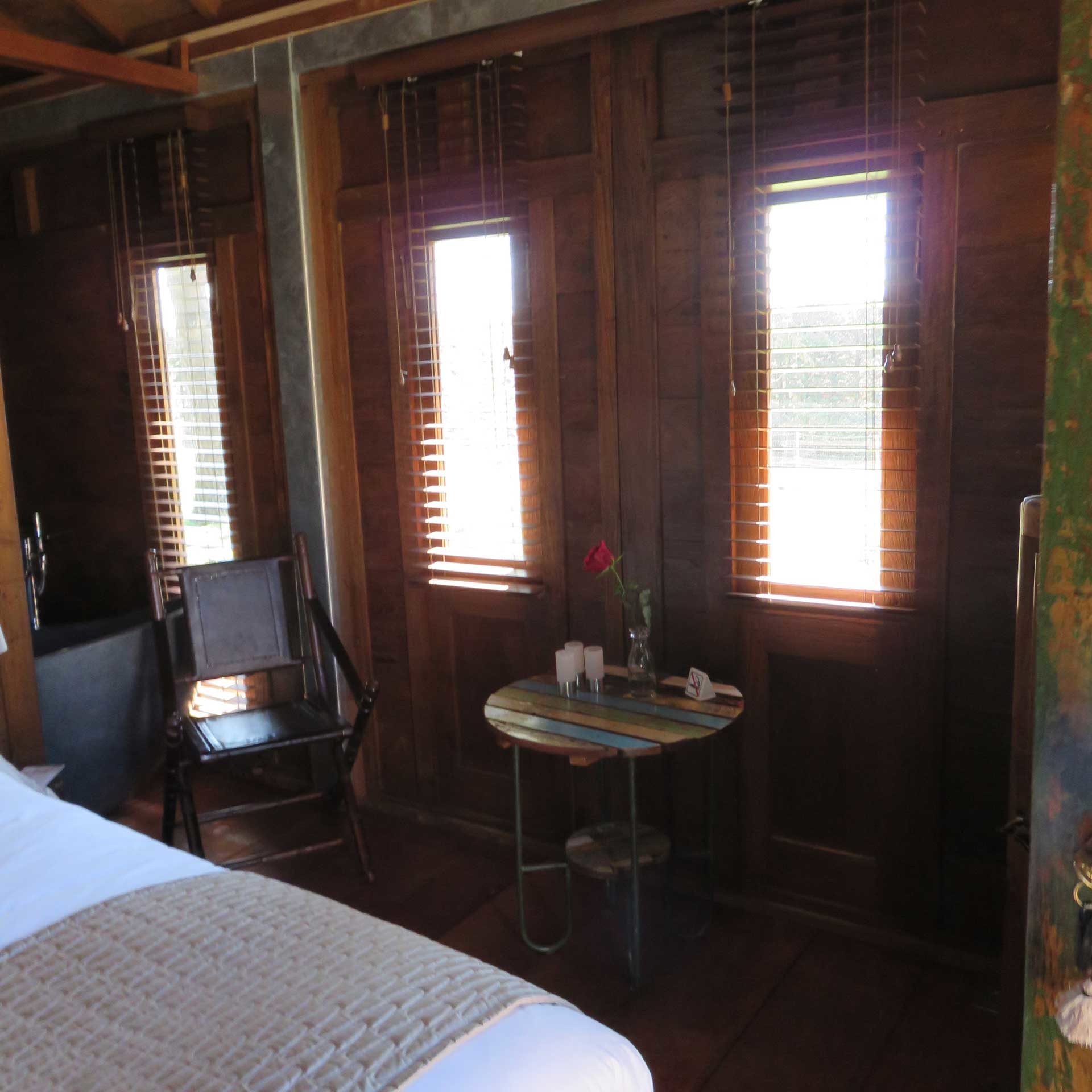 Stores vénitiens en bois de - Contrejour - Chambres d' Hôtes - Mas de l'Espérance -