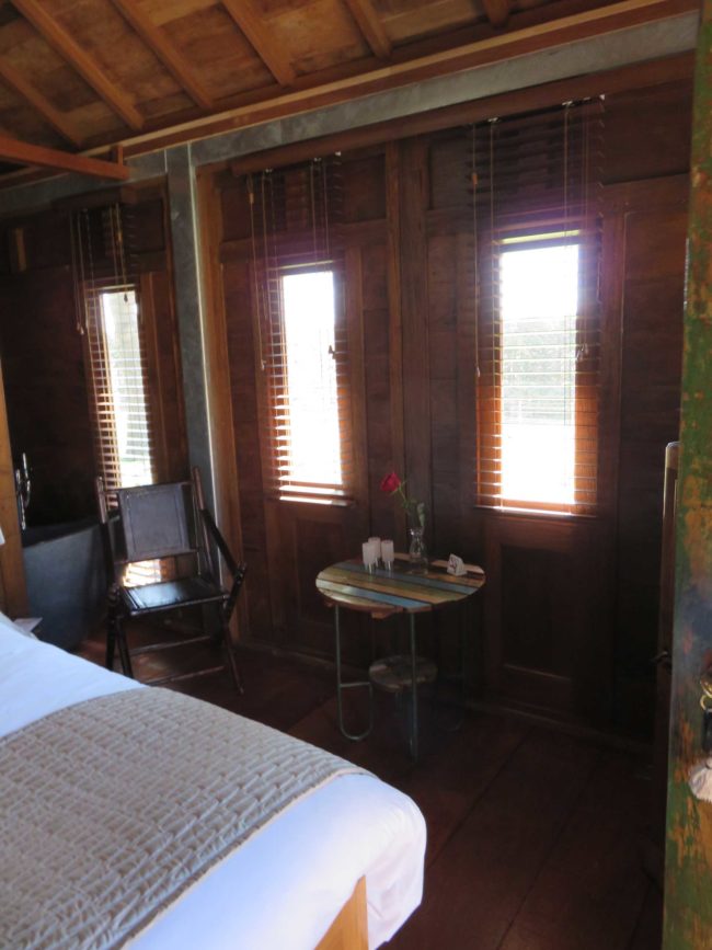 Stores vénitiens en bois de - Contrejour - Chambres d' Hôtes - Mas de l'Espérance -