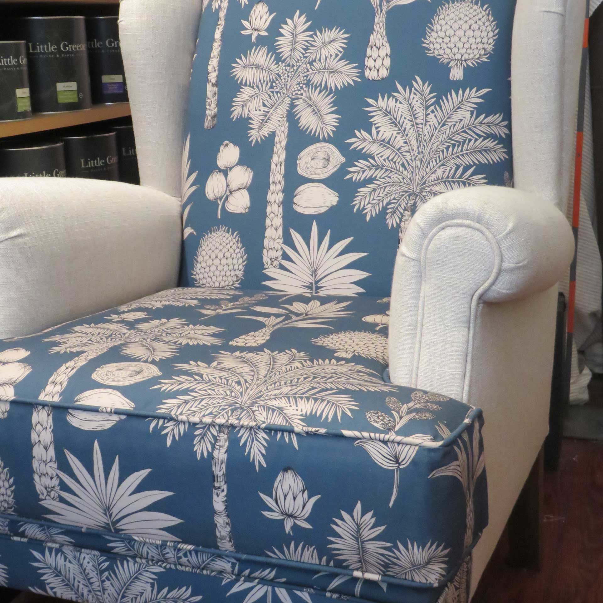 Tapisserie sur meuble à Nîmes par Les Papillons