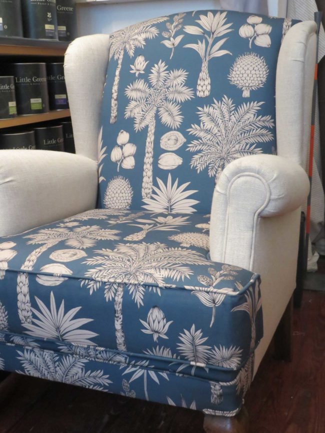 Tapisserie sur meuble à Nîmes par Les Papillons