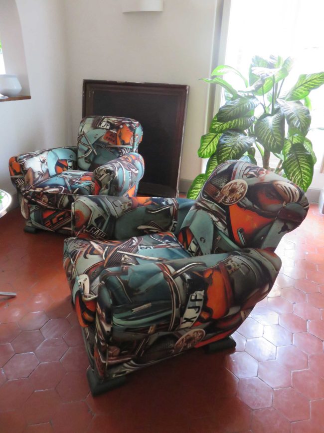 Tapisserie sur meuble à Nîmes par Les Papillons