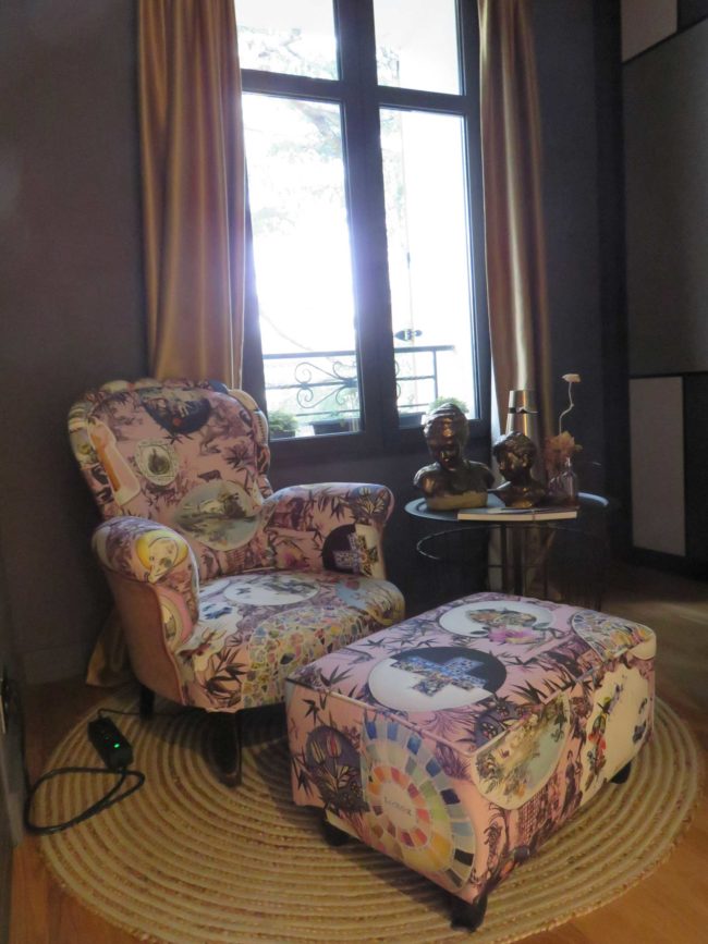 Tapisserie sur meubles à Nîmes par Les Papillons