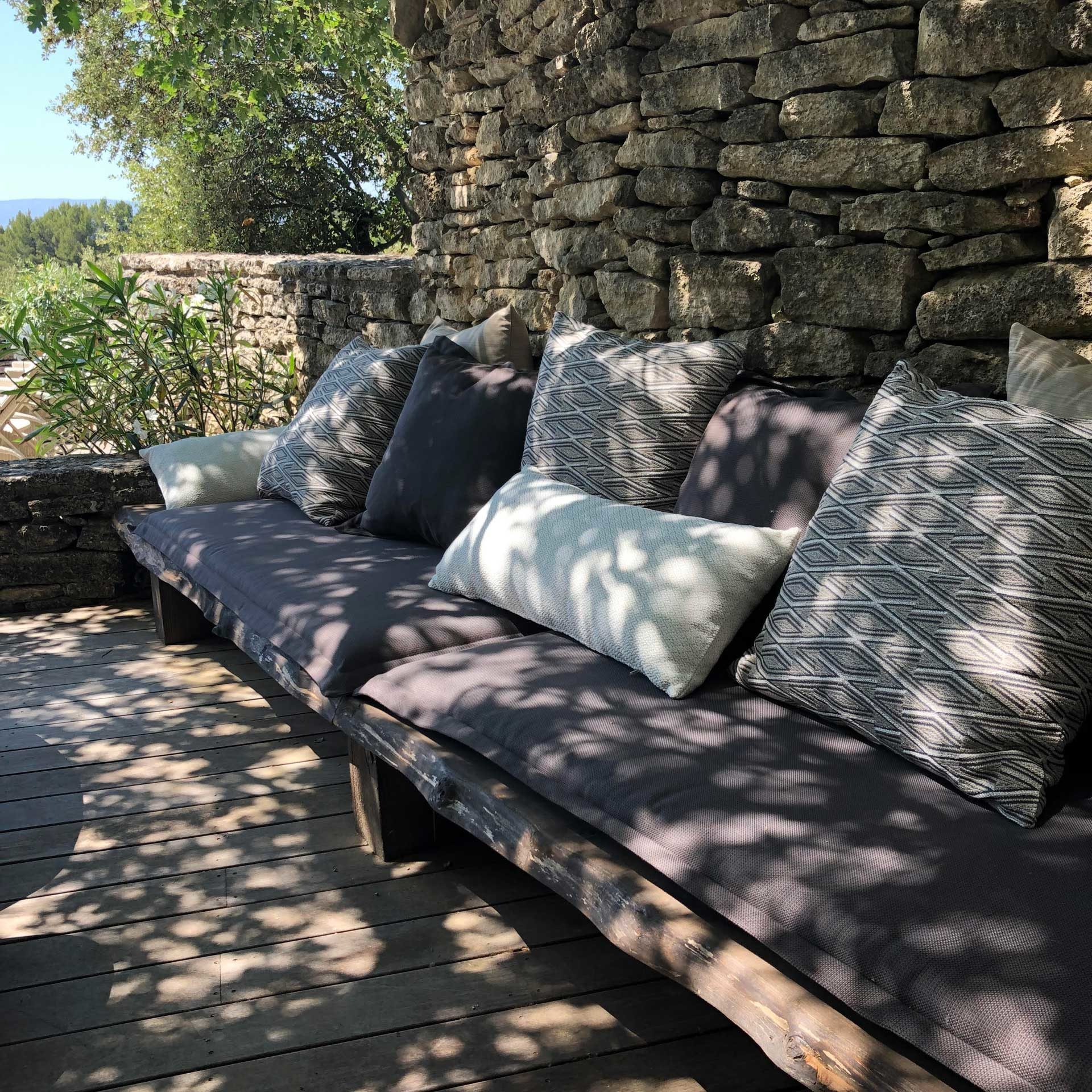 Salon extérieur, création sur-mesure. Tissus - Pierre Frey - Casal.