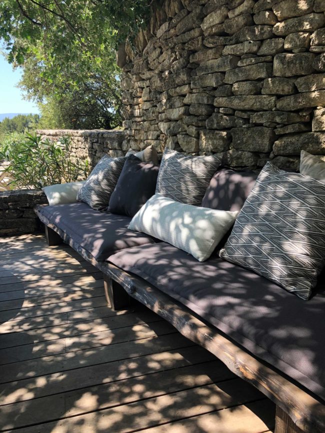 Salon extérieur, création sur-mesure. Tissus - Pierre Frey - Casal.