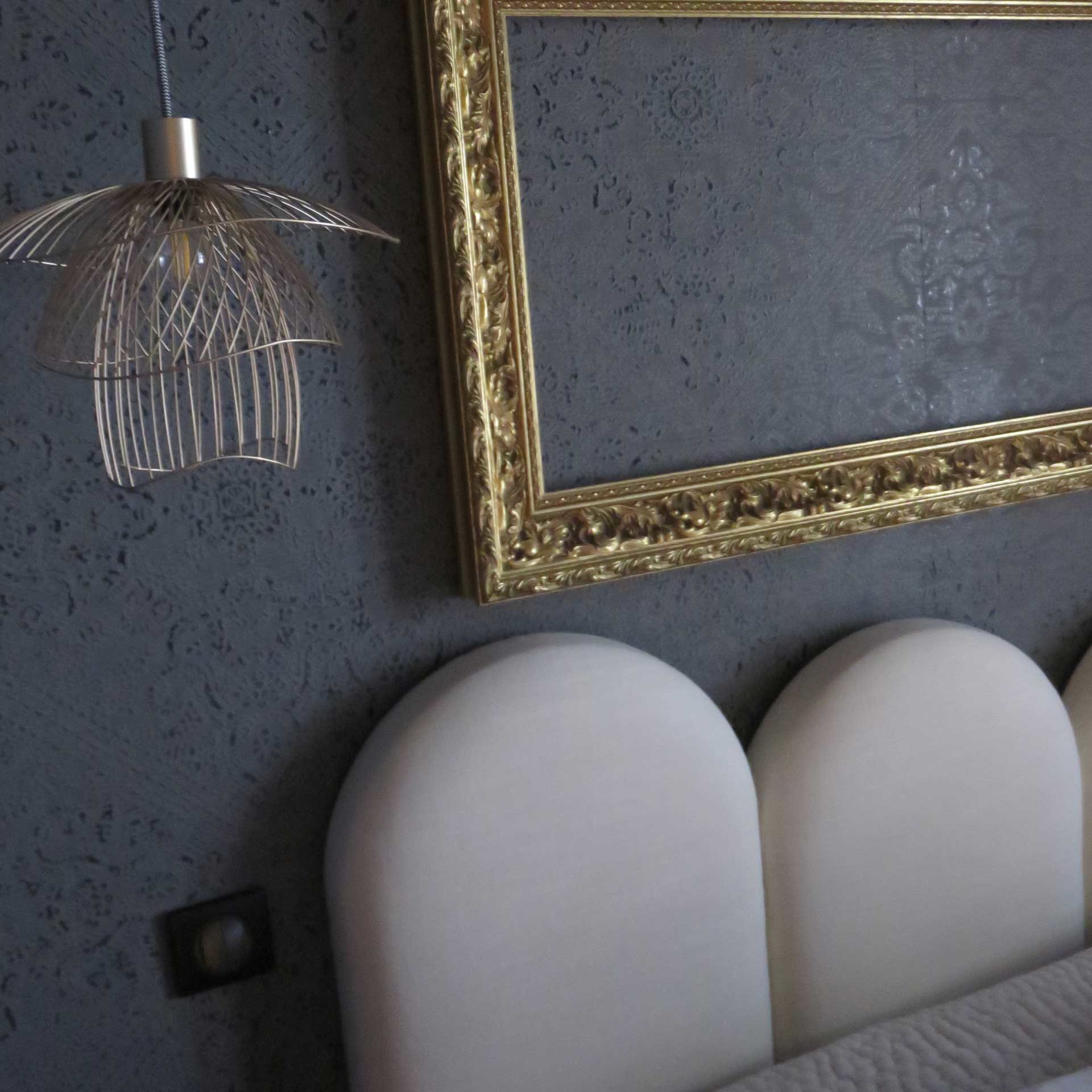 Création sur-mesure d'une tête de lit contemporaine. Tissu - Biarritz de Camengo- Suspension - Papillon de Forestier.